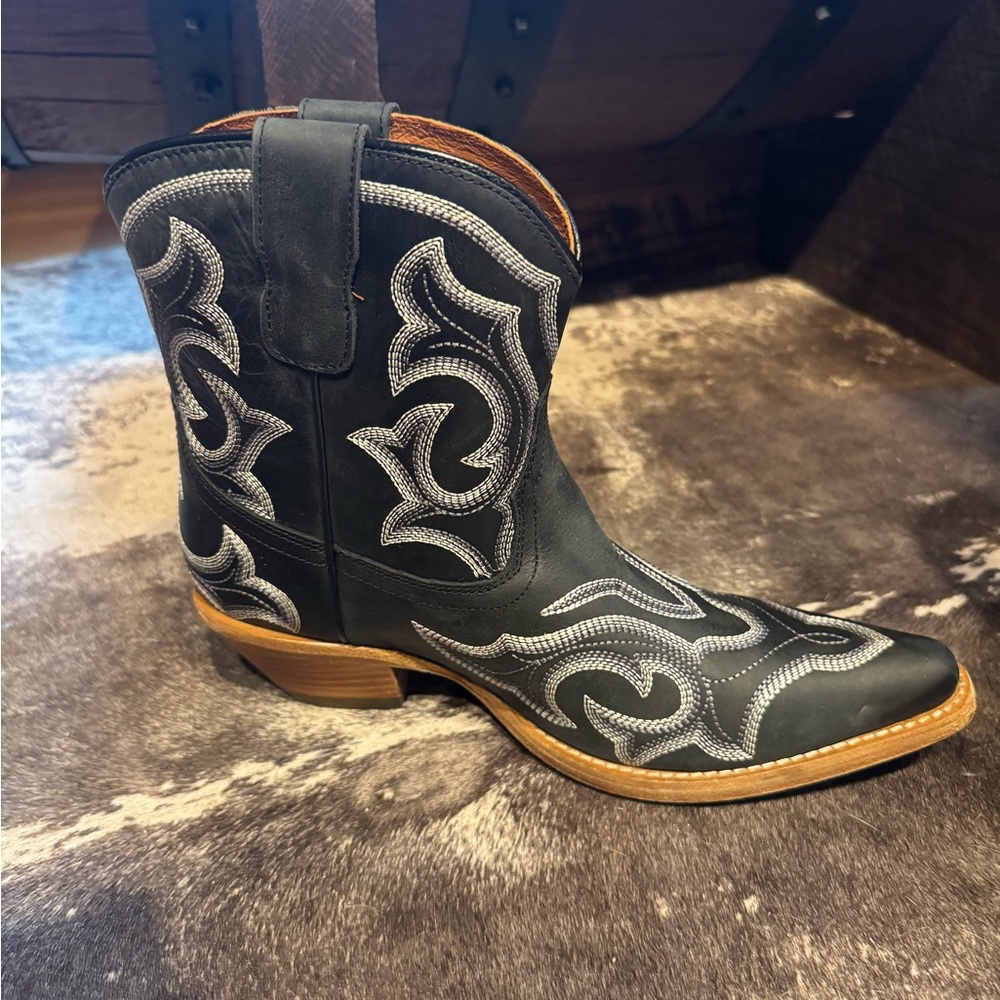 Elegant Black Western Ankle Boots
